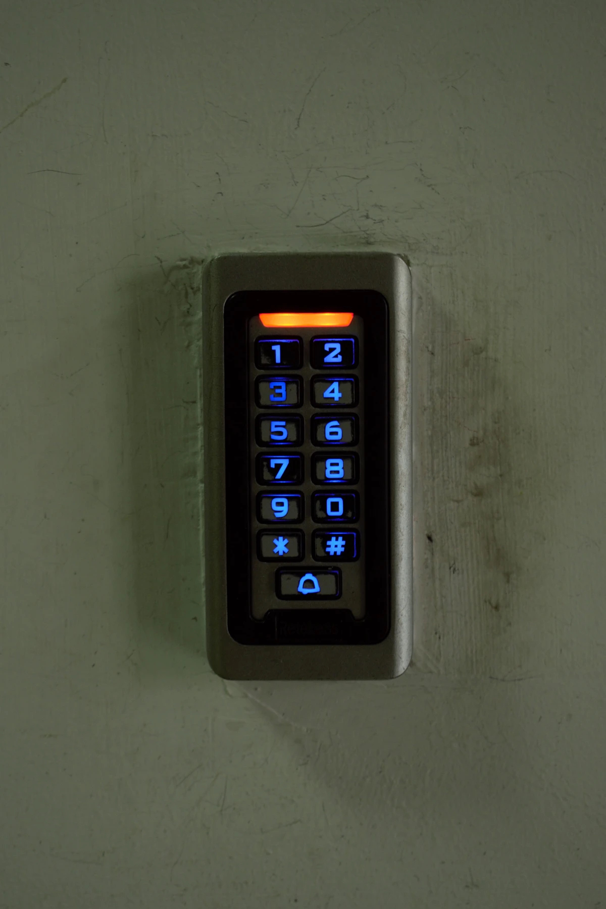Teclado de alarma iluminado instalado en una pared