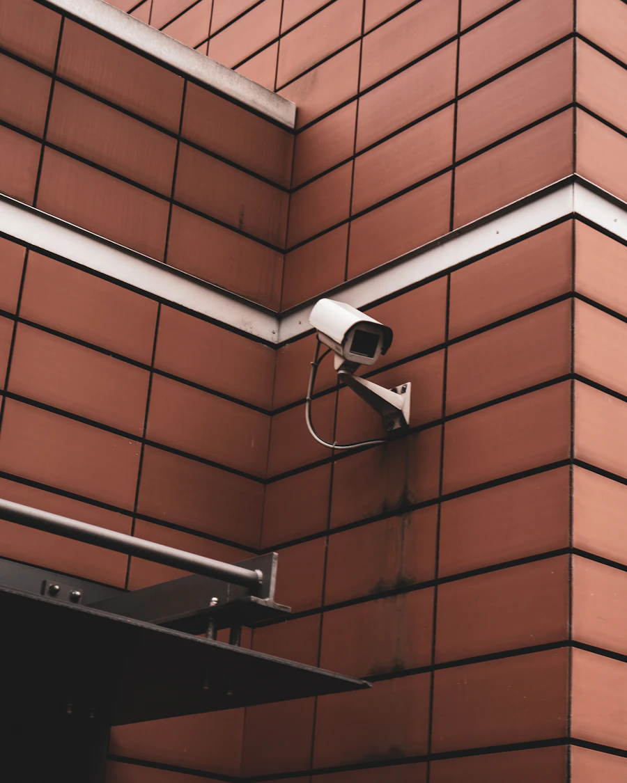 Cámara en la esquina de un edificio de ladrillo