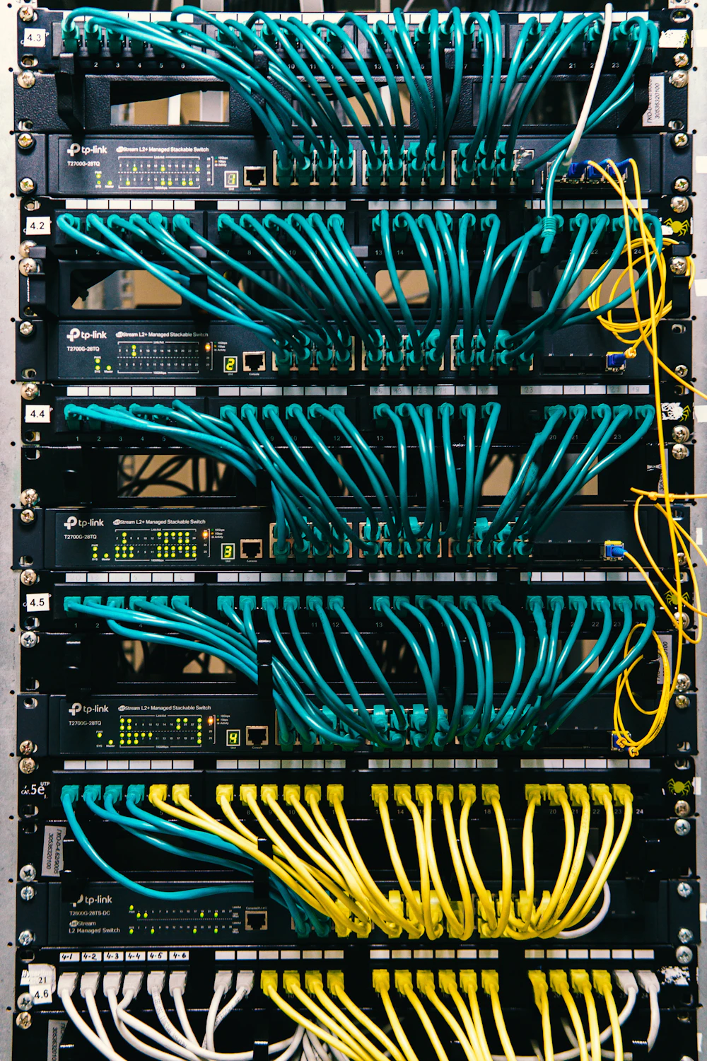 Rack de red con cableado estructurado ordenado